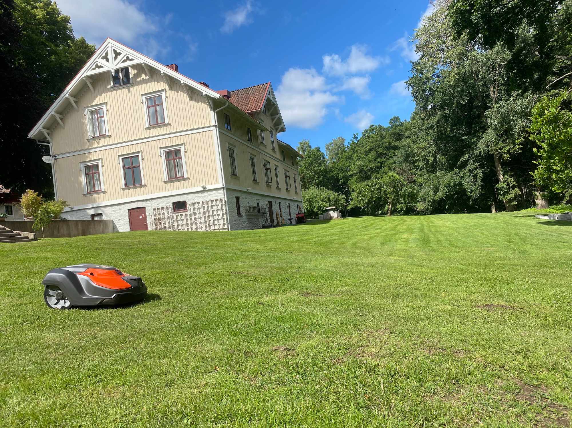 Bostadsrättsförening med robotgräsklippare